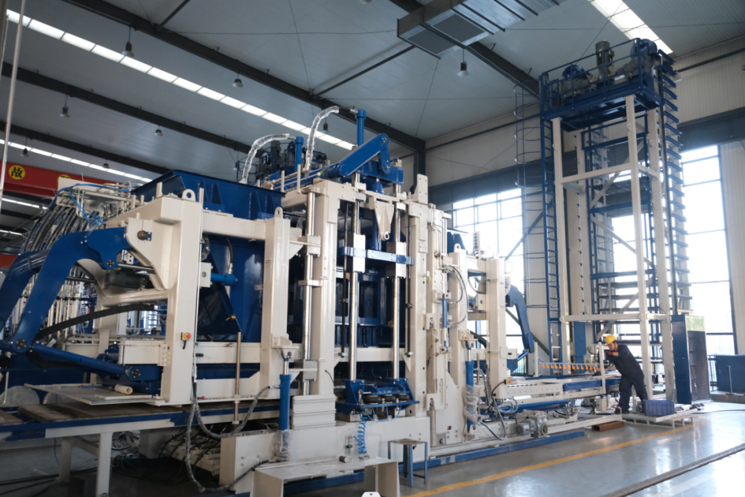 整裝待發(fā)，泉工又一生產(chǎn)線進(jìn)入發(fā)貨前調(diào)試階段，助力華中城市提速發(fā)展